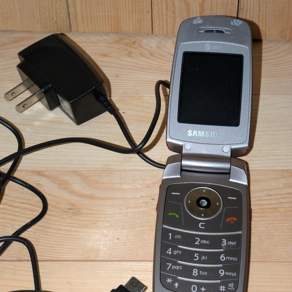 Samsung Red Flip Phone At&T Pre-owned - Picture 4 of 5